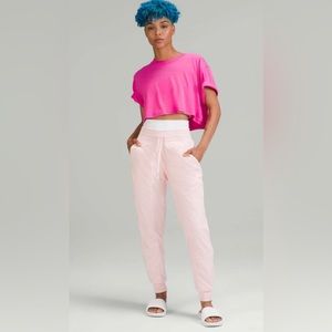 NWT VERY RARE STRAWBERRY MILKSHAKE LULULEMON JOGGERS!✨💗 SIZE 4